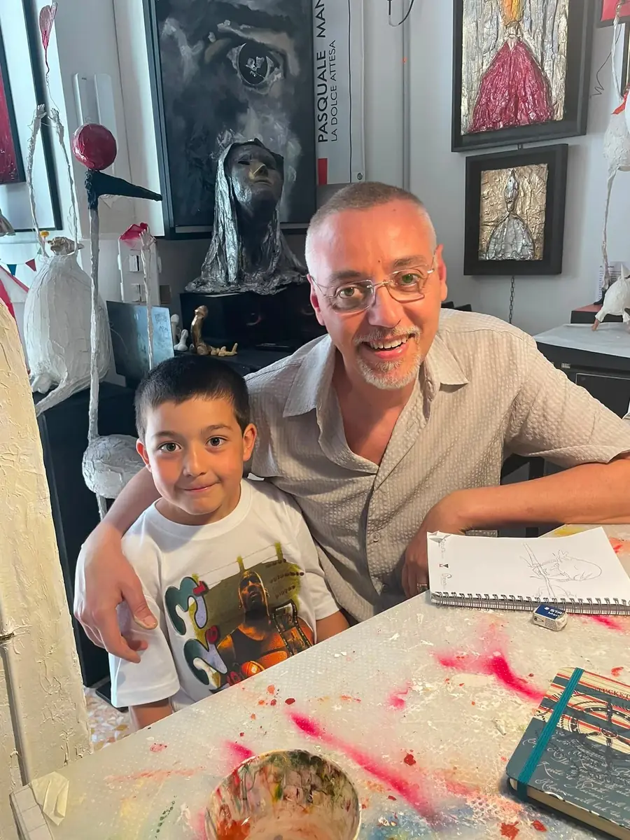 Pasquale Manzo con un giovane partecipante durante il laboratorio