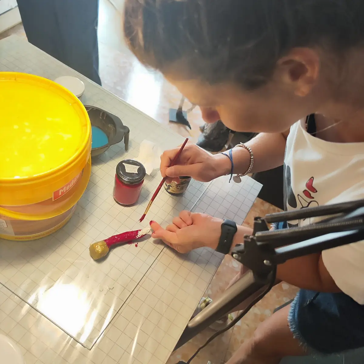 Dettaglio della fase di pittura durante il laboratorio