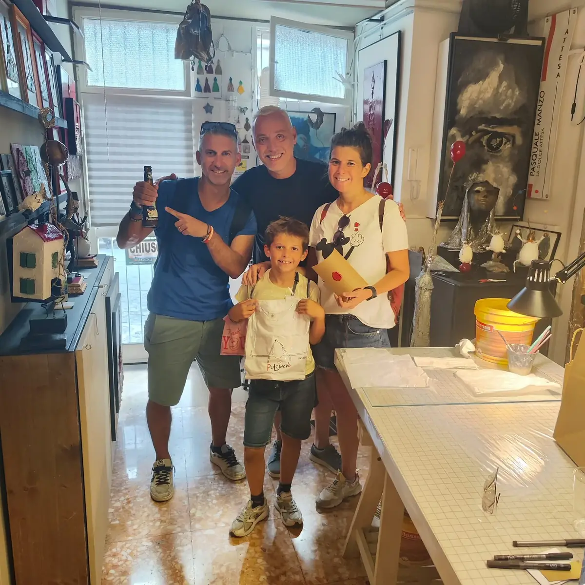 Partecipanti al lavoro attorno al tavolo del laboratorio
