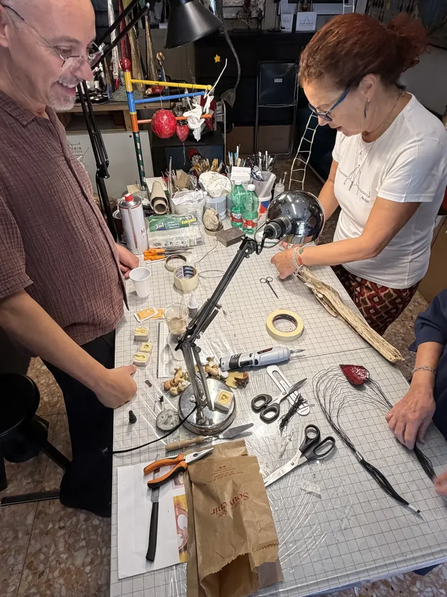 Lavoro manuale e strumenti durante il laboratorio